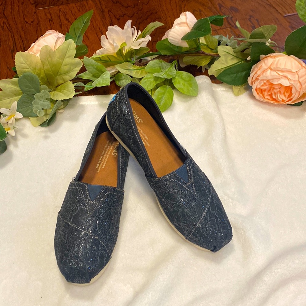 Black lace alpargata Toms size 6.5